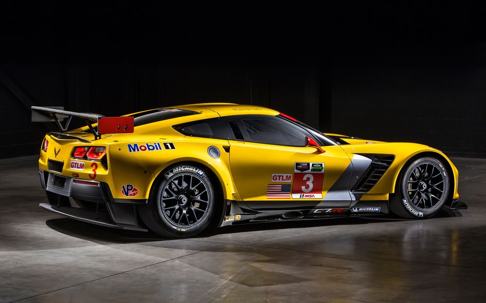 Обои для рабочего стола Автомобиль 2014 Chevrolet Corvette желтого цвета стоит на мраморном полу в салоне
