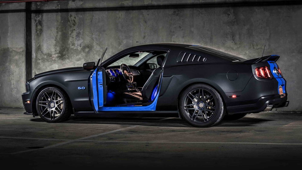 Обои для рабочего стола Черный Dodge с открытой дверцей