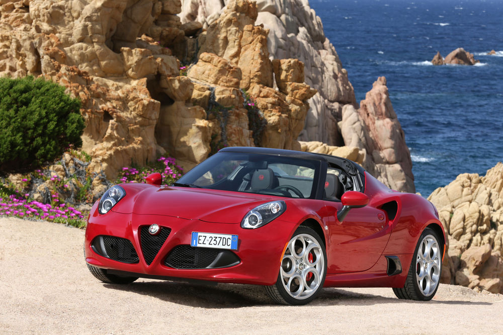Обои для рабочего стола Alfa Romeo 2015 4C Spider 960 красного цвета, стоит на берегу моря