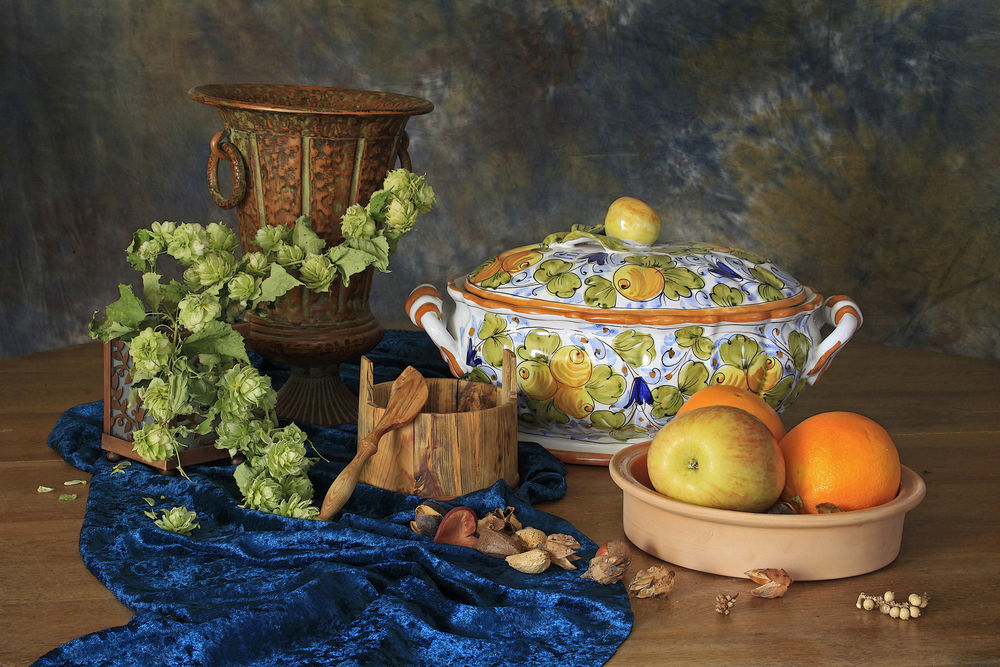 Обои для рабочего стола Натюрморт из посуды, фруктов, хмеля, орехов, вазы, синей бархатной ткани, находящихся на столе