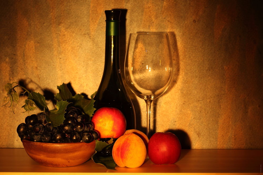 Обои для рабочего стола Персики, ваза с виноградом, бутылка с вином и бокал для вина