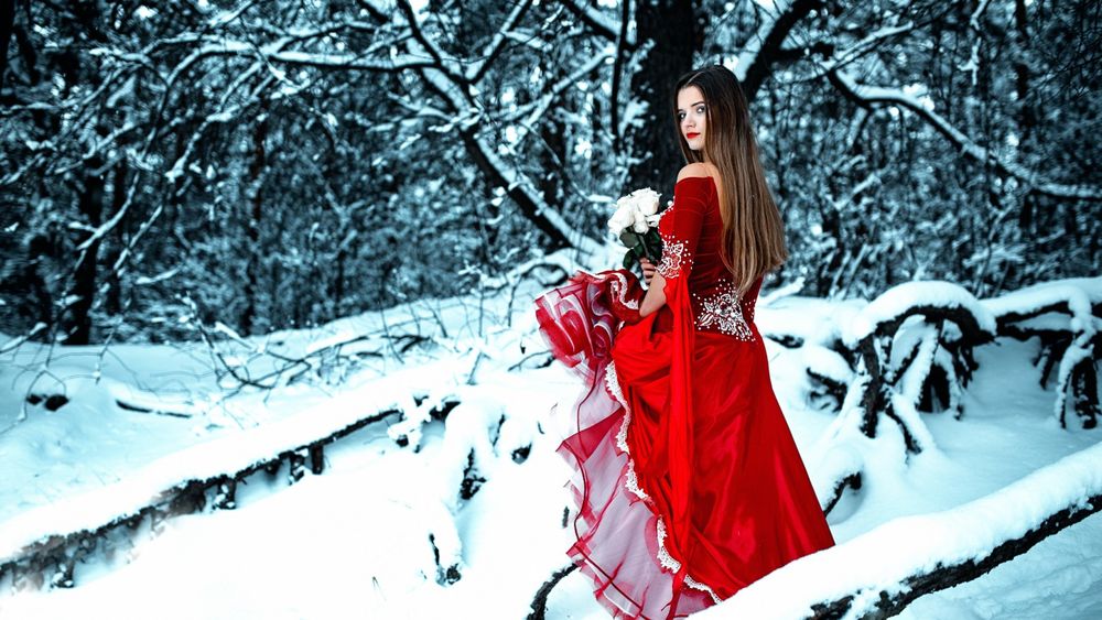 Обои для рабочего стола Девушка в красном платье в снежном лесу