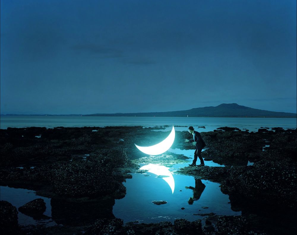 Обои для рабочего стола Темной ночью на морском побережье, джентльмен нашел сверкающую серебром свою собственную Луну, by Leonid Tishkov