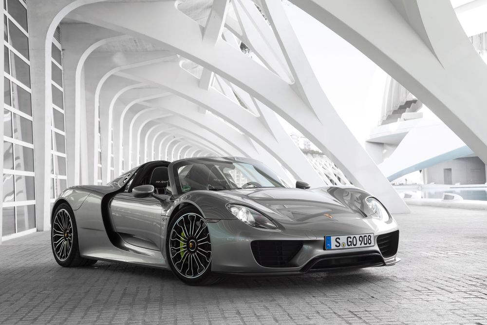 Обои для рабочего стола Porsche 918 Spyder Nearly Sold Out, на фоне здания