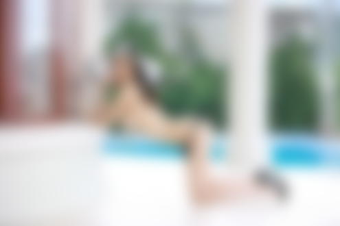 Обои на рабочий стол Полуобнаженная украинская фотомодель Jenya D (Евгения Диордийчук) стоя на коленях облокотилась на подоконник