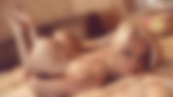 Обои на рабочий стол Обнаженная девушка на кровати
