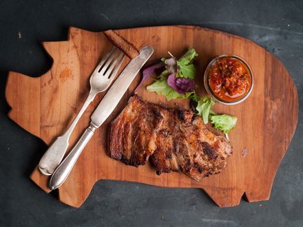 Обои на рабочий стол Доска с мясом и соусом