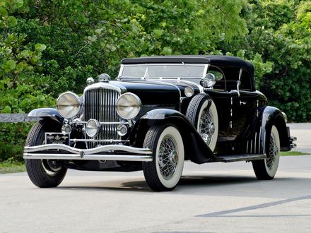 Обои на рабочий стол Автомобиль Torpedo Phaeton by Roxas, ретро, черный, 1930 года, J 255 / 2276, Duesenberg, (body by Walker LaGrande) на дороге на фоне лесного массива