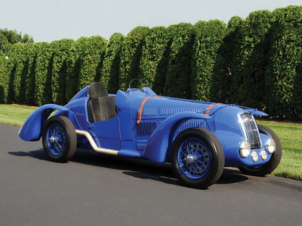 Обои на рабочий стол Автомобиль Синий 1939 Delage D6-3L S 3 Litre Grand Prix на дороге на фоне декоративных растений