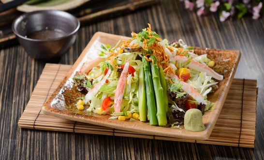 Обои на рабочий стол Японская кухня, салат из морепродуктов, спаржи, кукурузы и моркови на квадратной тарелке