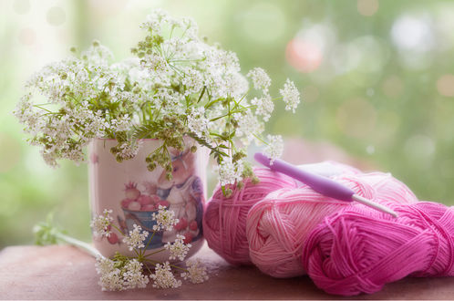 Обои на рабочий стол Цветы в чашке и клубки ниток, by Sarahharas1