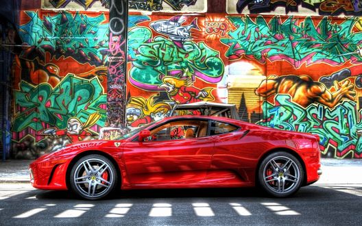 Обои на рабочий стол Красный Ferrari F430 Scuderia у стены с граффити