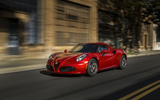 Обои на рабочий стол Красный Alfa Romeo 4C на улице