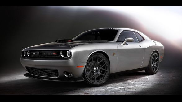 Обои на рабочий стол Классический серебристый Dodge Charger RT