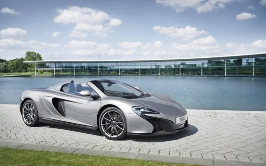 Обои на рабочий стол McLaren 650S Spider на набережнойна фоне моря