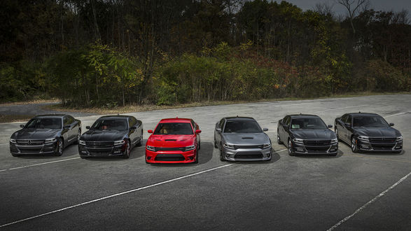 Обои на рабочий стол Шесть автомобилей Dodge Charger SXT на взлетной полосе