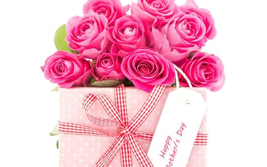 Обои на рабочий стол Подарок и букет розовых роз на 8 марта (Happy Mothers Day)