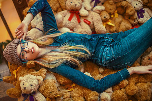 Обои на рабочий стол Девушка в очках лежит на игрушечных медведях, ву Elena Estetika