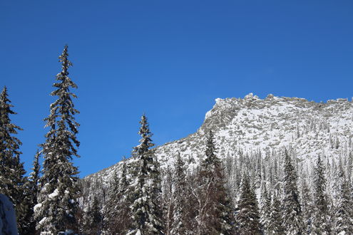 Обои на рабочий стол Снежная вершина под синим небом