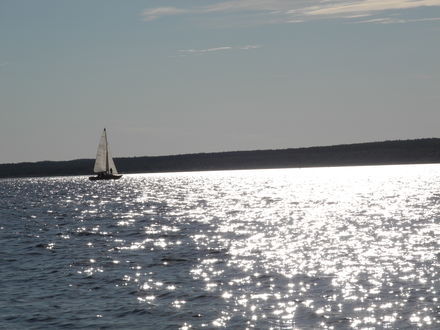 Обои на рабочий стол Парусник в море