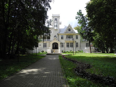 Обои на рабочий стол Красивый старинный дом