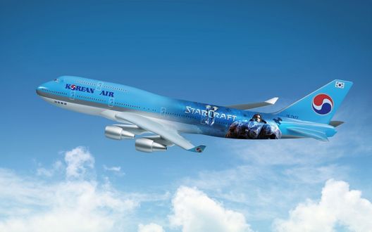 Обои на рабочий стол Самолет Boeing-747 летит над облаками