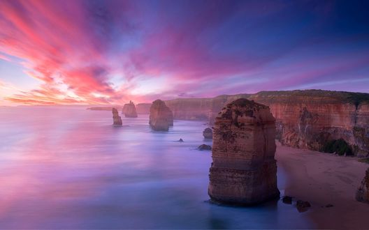 Обои на рабочий стол Скалы The Twelve Apostles / Двенадцать апостолов, расположенные у берега моря в Австралии / Australia, на закате