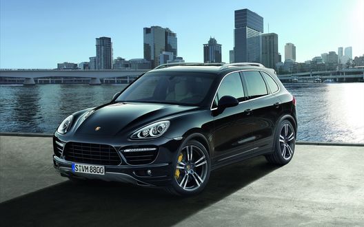 Обои на рабочий стол Porsche cayenne turbo черного цвета на набережной