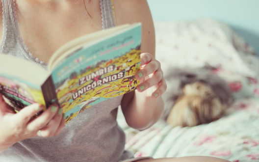 Обои на рабочий стол Девушка держит в руках открытую книгу Zumbis unicornios