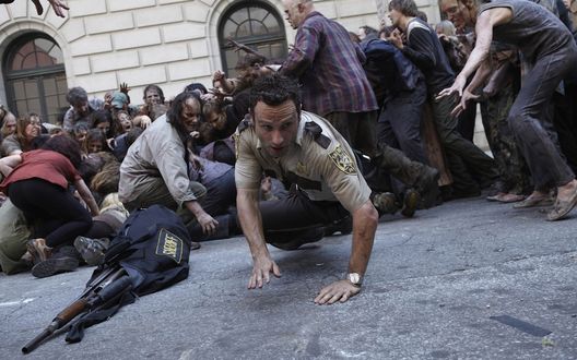 Обои на рабочий стол Кадр из сериала The walking dead / Ходячие мертвецы, нападение зомби на главного героя Рика / Rick (Sheriff / Шериф)