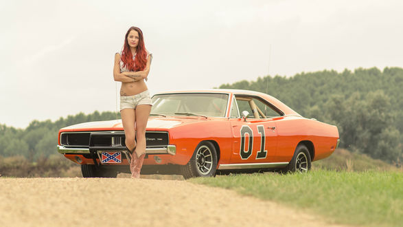 Обои на рабочий стол Девушка в шортах возле оранжевого Dodge Charger из телесериала Придурки из Хаззарда