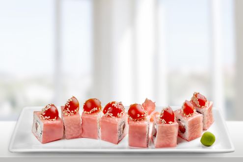 Обои на рабочий стол Японская кухня, роллы на белой тарелке
