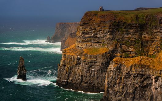 Обои на рабочий стол Башня расположенная на вершине скалы, Ирландия / Ireland, графство Клэр