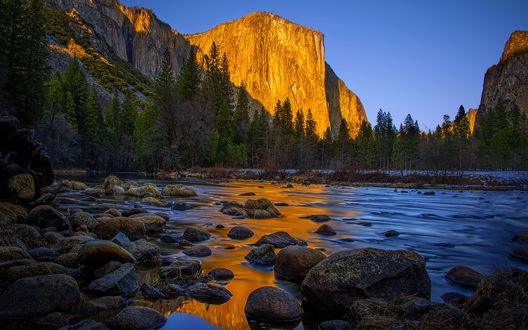 Обои на рабочий стол Озеро у подножья скал в Национальном парке Йосемити / Yosemite national park, Калифорния / California, США / USA
