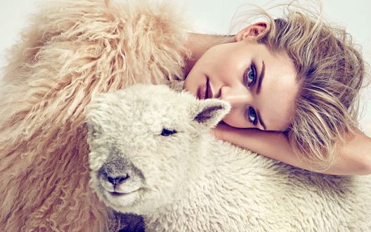 Обои на рабочий стол Модель Роузи Хантингтон-Уайтли / Rosie Huntington-Whiteley с овечкой