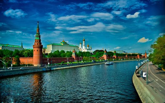 Обои на рабочий стол Дорога вдоль реки, Москва, Россия / The Kremlin, Moscow, Russia