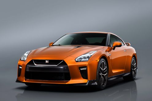 Обои на рабочий стол Спорткары, 2017, Nissan GT-R, оранжевый GT-R, Nissan на сером фоне