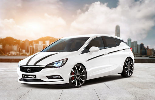 Обои на рабочий стол Opel Irmscher Astra белого цвета, на фоне города