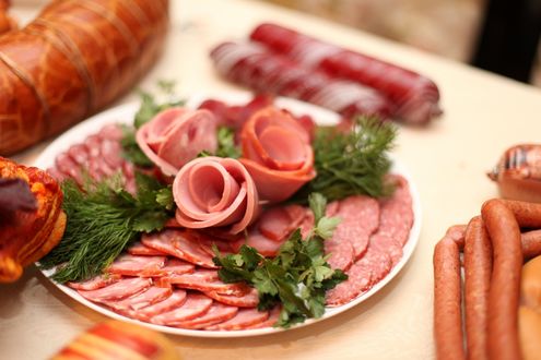 Обои на рабочий стол Тарелка с мясными деликатесами