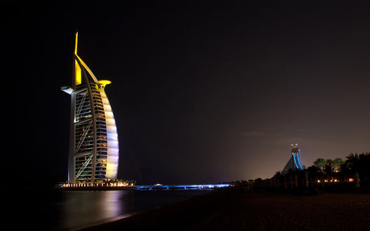 Обои на рабочий стол Знаменитый отель Парус в ночном Дубае / Dubai