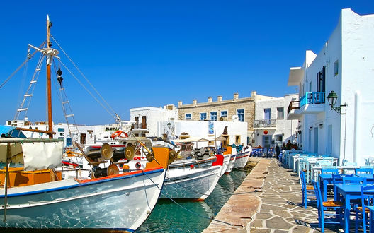Обои на рабочий стол Пришвартованные к пирсу яхты на берегах Греции / Greece