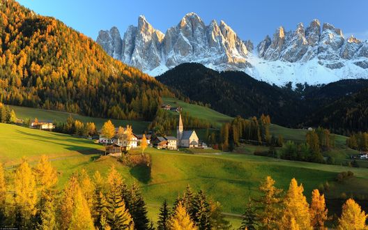 Обои на рабочий стол Домики в окружении леса и снежных гор, Швейцария / Switzerland