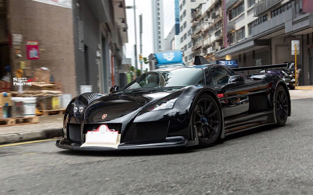 Обои для рабочего стола Автомобиль черный, Gumpert, Apollo S, суперкар на улице большого города