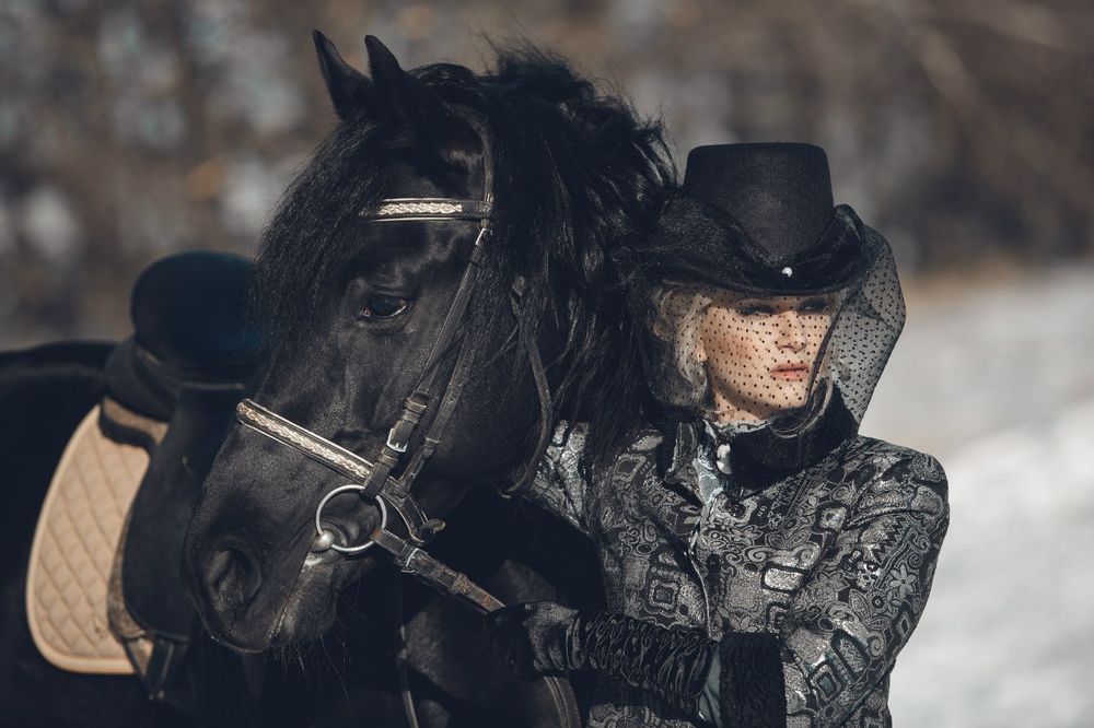 Обои для рабочего стола Блондинка в черной шляпе с вуалью держит за узду коня, автор Алена Платонова
