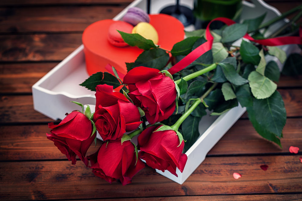 Обои для рабочего стола Букет красных роз и подарочная коробка в форме сердца на белом подносе