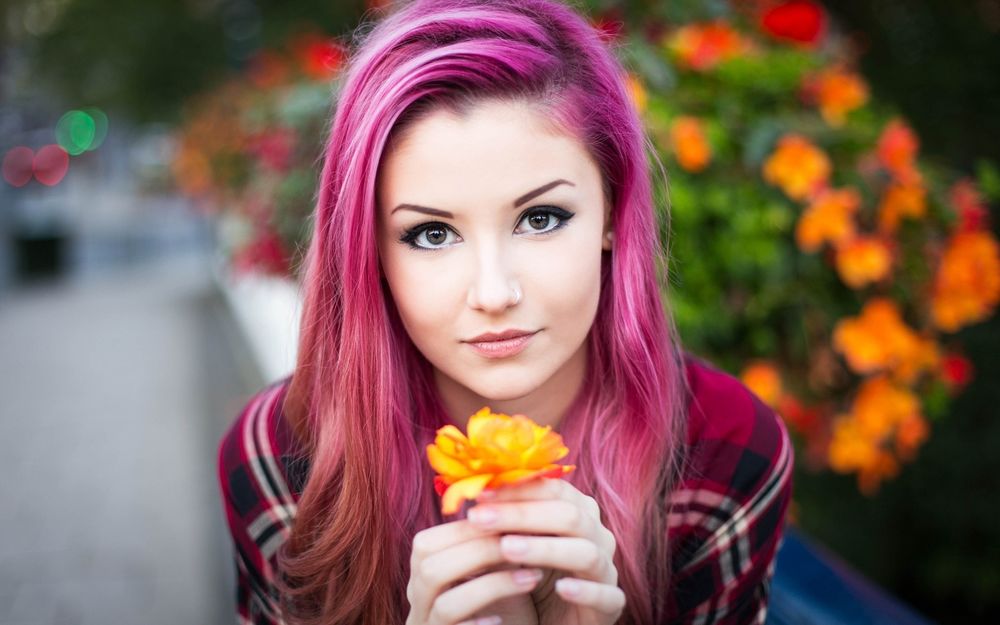 Обои для рабочего стола Девушка с розовыми волосами держит в руках цветок