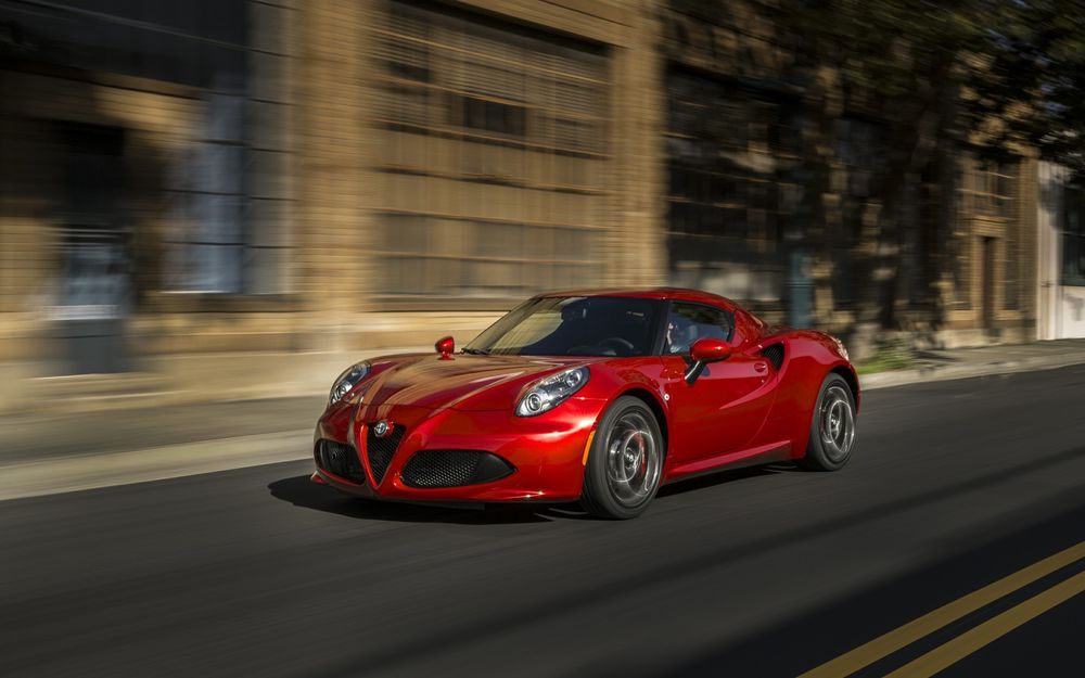 Обои для рабочего стола Красный Alfa Romeo 4C на улице