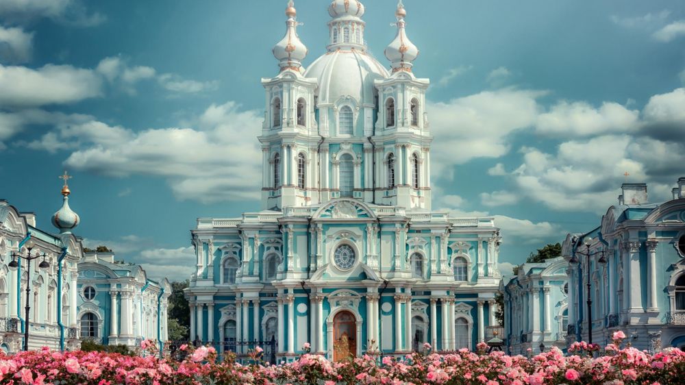 Обои для рабочего стола Смольный монастырь на фоне неба, Санкт-Петербург