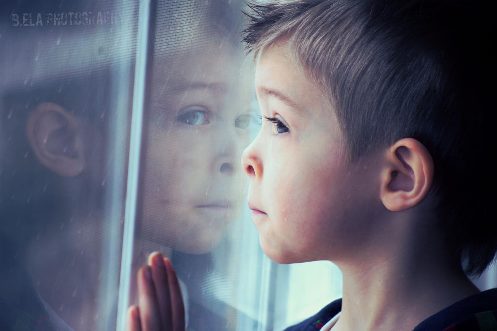Грустный мальчик в окне. Мальчик у окна. Грустный мальчик у окна. Школьник смотрит в окно. Ребенок смотрит в окно.