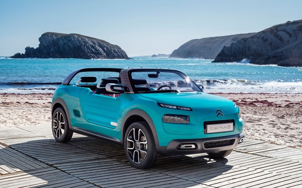 Обои для рабочего стола Голубой кроссовер Citroen Cactus M Concept, 2015 года на пляже, на фоне моря и гор